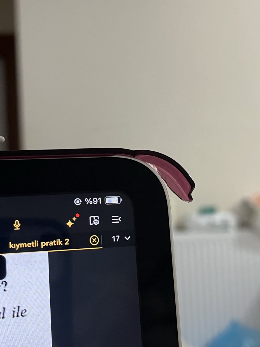 kopstin's tweet photo. hukfak ve erkekler yüzünden tabletimin kılıfı kırıldı https://t.co/2bIz4CvaFu