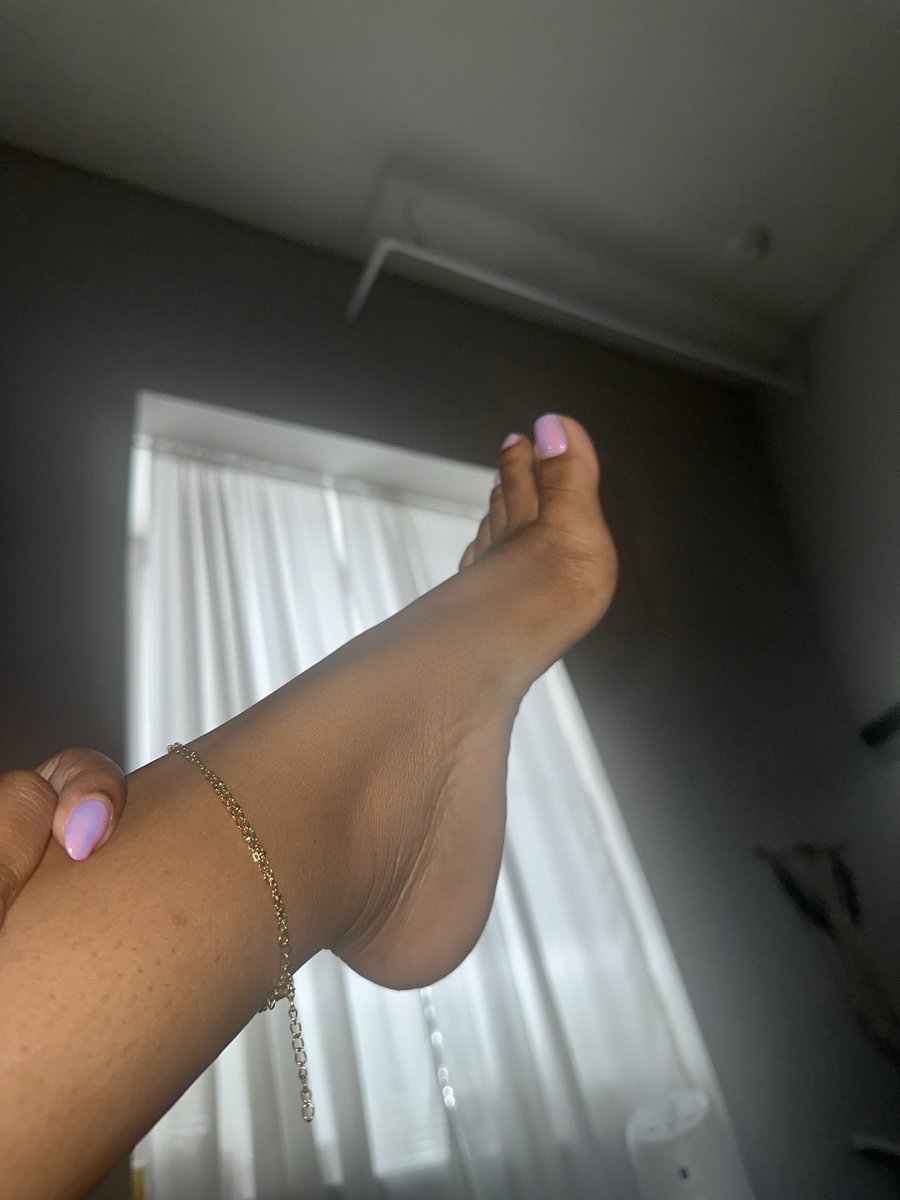 PrincessSole01's tweet photo. Frosty pink puppies 🦶🏽💕💅🏾💦

#Footfetish #toes #pinktoes #soles #pink #PrincessSole https://t.co/JGnpRb9NcH