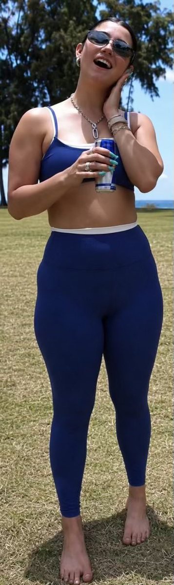 SuperEdge__'s tweet photo. You just love Charli Damelio gaining weight don’t you WEIRDO, Getting thicker and more meaty every week🥵😩 #goon #edge #gooner https://t.co/DFDx66RAf2