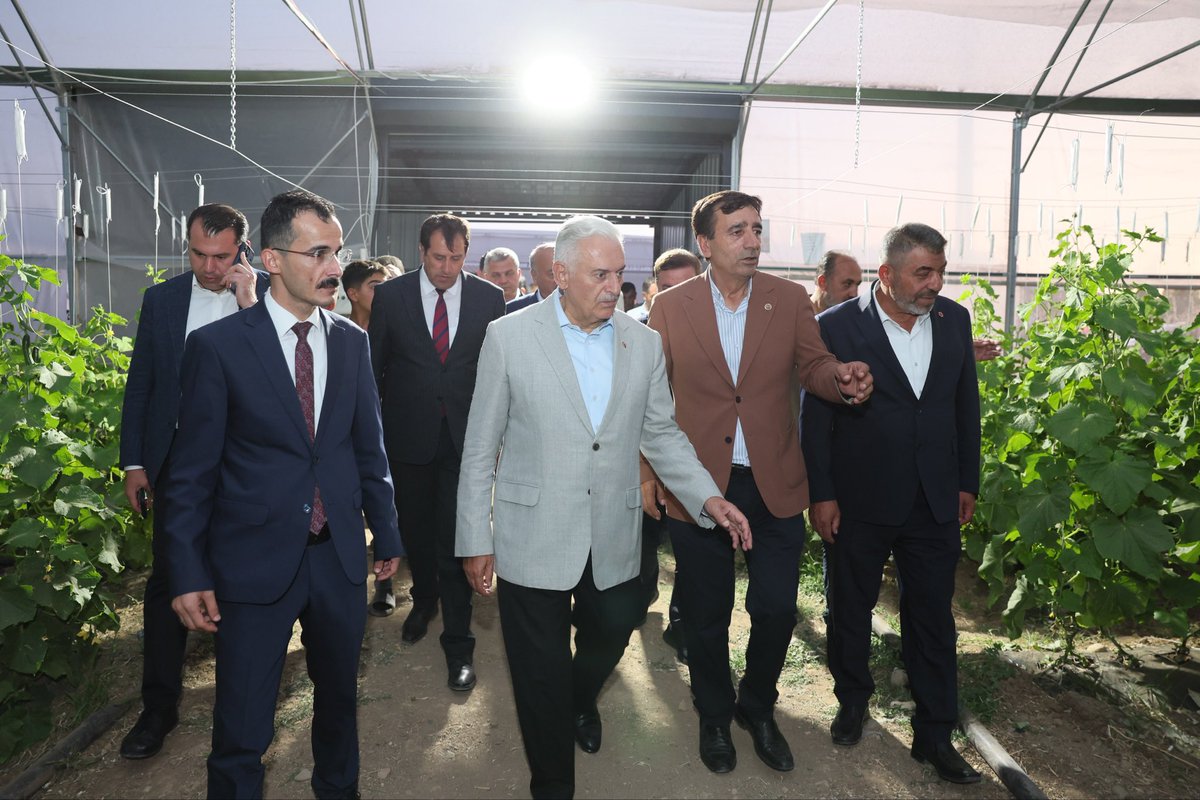 ervalilik's tweet photo. 📍 Çayırlı

Başbakanımız Sayın Binali Yıldırım; Valimiz Sayın Hamza Aydoğdu, Erzincan Milletvekili Sn. Süleyman Karaman, Erzincan Belediye Başkanı Sn. Bekir Aksun, EBYÜ Rektörü Prof. Dr. Sn. Akın Levent, Çayırlı Kaymakamı Sn. Ramazan Teke, Çayırlı Belediye Başkanı Sn. Oktay Efe ve protokol üyeleriyle birlikte Çayırlı ilçemizde düzenlenen açılış programlarına katıldılar.

Program kapsamında ilk olarak, Çayırlı ilçe merkezinde Başbakanımız Sayın Binali Yıldırım'ın adının verildiği caddenin açılışı gerçekleştirildi.

Ardından, Çayırlı Belediyesi tarafından hayata geçirilen ve vatandaşlarımızın daha uygun fiyatlarla sebze ve meyveye erişimini sağlayacak sera alanlarının açılışı yapılarak seralarda incelemelerde bulunuldu.

Programın son bölümünde ise 96 bin 870 dekar tarım arazisinin sulanmasına katkı sağlayacak Turnaçayırı Barajı Sulaması 1. Kısım İnşaatı kapsamında yürütülen ana boru hattı çalışmaları yerinde incelenerek yetkililerden bilgi alındı.

Başbakanımız Sayın Binali Yıldırım ve Valimiz Sayın Hamza Aydoğdu, ilçemize kazandırılan yatırımların hayırlı olmasını temenni ederek projelerin hayata geçirilmesinde emeği ve katkısı bulunan tüm kurumlara, çalışanlara ve paydaşlara teşekkür ettiler.

#Erzincan 
#Çayırlı