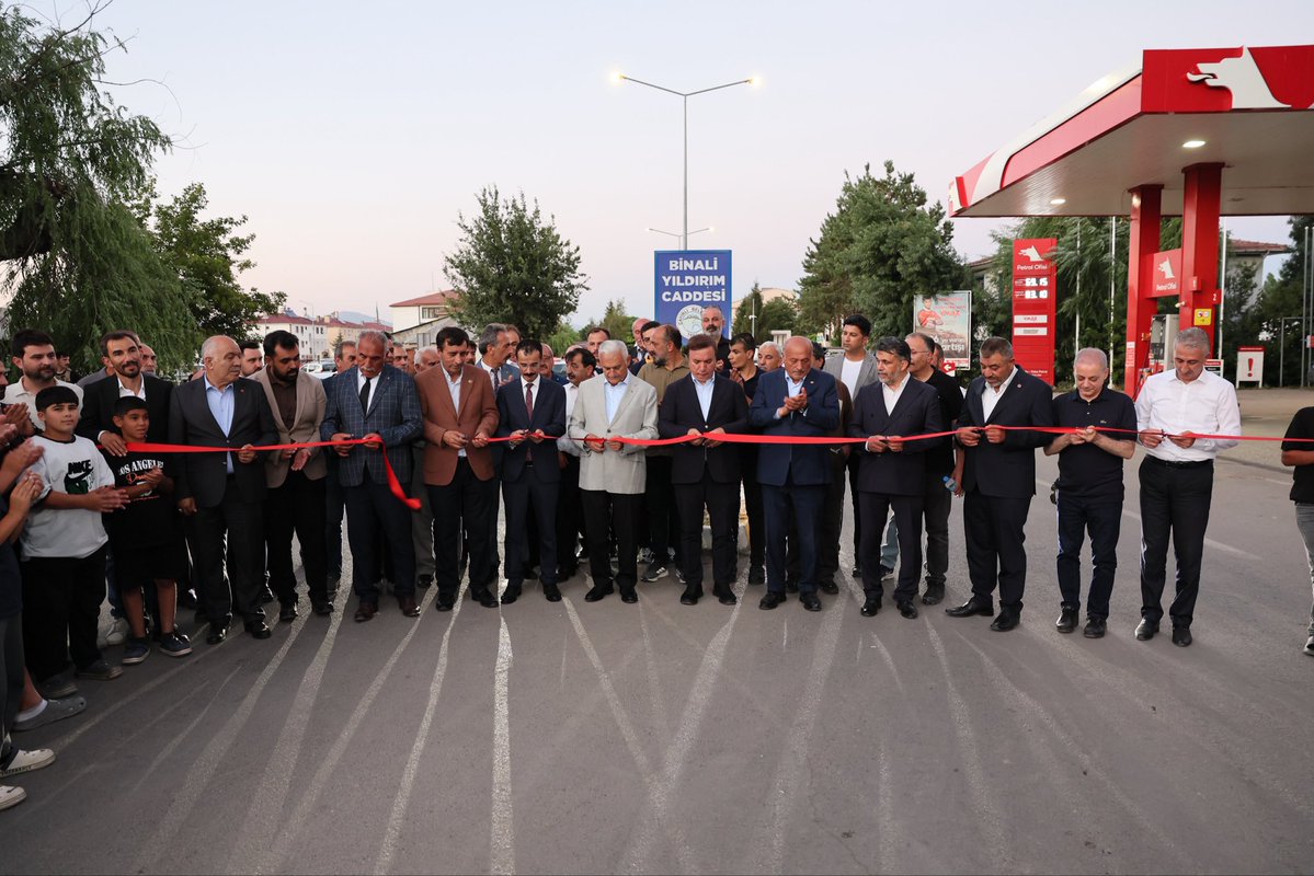 ervalilik's tweet photo. 📍 Çayırlı

Başbakanımız Sayın Binali Yıldırım; Valimiz Sayın Hamza Aydoğdu, Erzincan Milletvekili Sn. Süleyman Karaman, Erzincan Belediye Başkanı Sn. Bekir Aksun, EBYÜ Rektörü Prof. Dr. Sn. Akın Levent, Çayırlı Kaymakamı Sn. Ramazan Teke, Çayırlı Belediye Başkanı Sn. Oktay Efe ve protokol üyeleriyle birlikte Çayırlı ilçemizde düzenlenen açılış programlarına katıldılar.

Program kapsamında ilk olarak, Çayırlı ilçe merkezinde Başbakanımız Sayın Binali Yıldırım'ın adının verildiği caddenin açılışı gerçekleştirildi.

Ardından, Çayırlı Belediyesi tarafından hayata geçirilen ve vatandaşlarımızın daha uygun fiyatlarla sebze ve meyveye erişimini sağlayacak sera alanlarının açılışı yapılarak seralarda incelemelerde bulunuldu.

Programın son bölümünde ise 96 bin 870 dekar tarım arazisinin sulanmasına katkı sağlayacak Turnaçayırı Barajı Sulaması 1. Kısım İnşaatı kapsamında yürütülen ana boru hattı çalışmaları yerinde incelenerek yetkililerden bilgi alındı.

Başbakanımız Sayın Binali Yıldırım ve Valimiz Sayın Hamza Aydoğdu, ilçemize kazandırılan yatırımların hayırlı olmasını temenni ederek projelerin hayata geçirilmesinde emeği ve katkısı bulunan tüm kurumlara, çalışanlara ve paydaşlara teşekkür ettiler.

#Erzincan 
#Çayırlı