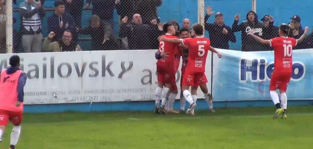 docksdunapasion's tweet photo. [PARDAS EN BERISSO]

El Docke empató 1 a 1 ante Villa San Carlos, como visitante.

El gol del Inundado lo marcó Sebastián Vivas, de cabeza.

Fue expulsado Barreiro.

Suma 4 partidos sin perder. La próxima fecha recibimos a San Martín de Burzaco

#VamosDocke #docksudunapasion https://t.co/t733fkzXwf
