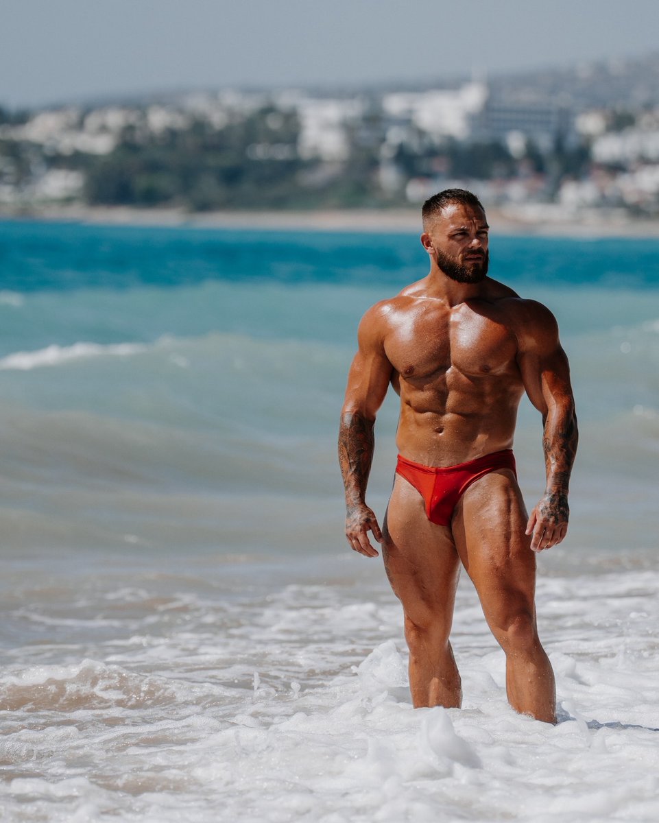 beachbod_dan's tweet photo. Taking in the view and not complaining one bit. https://t.co/HLBLQN4u1X