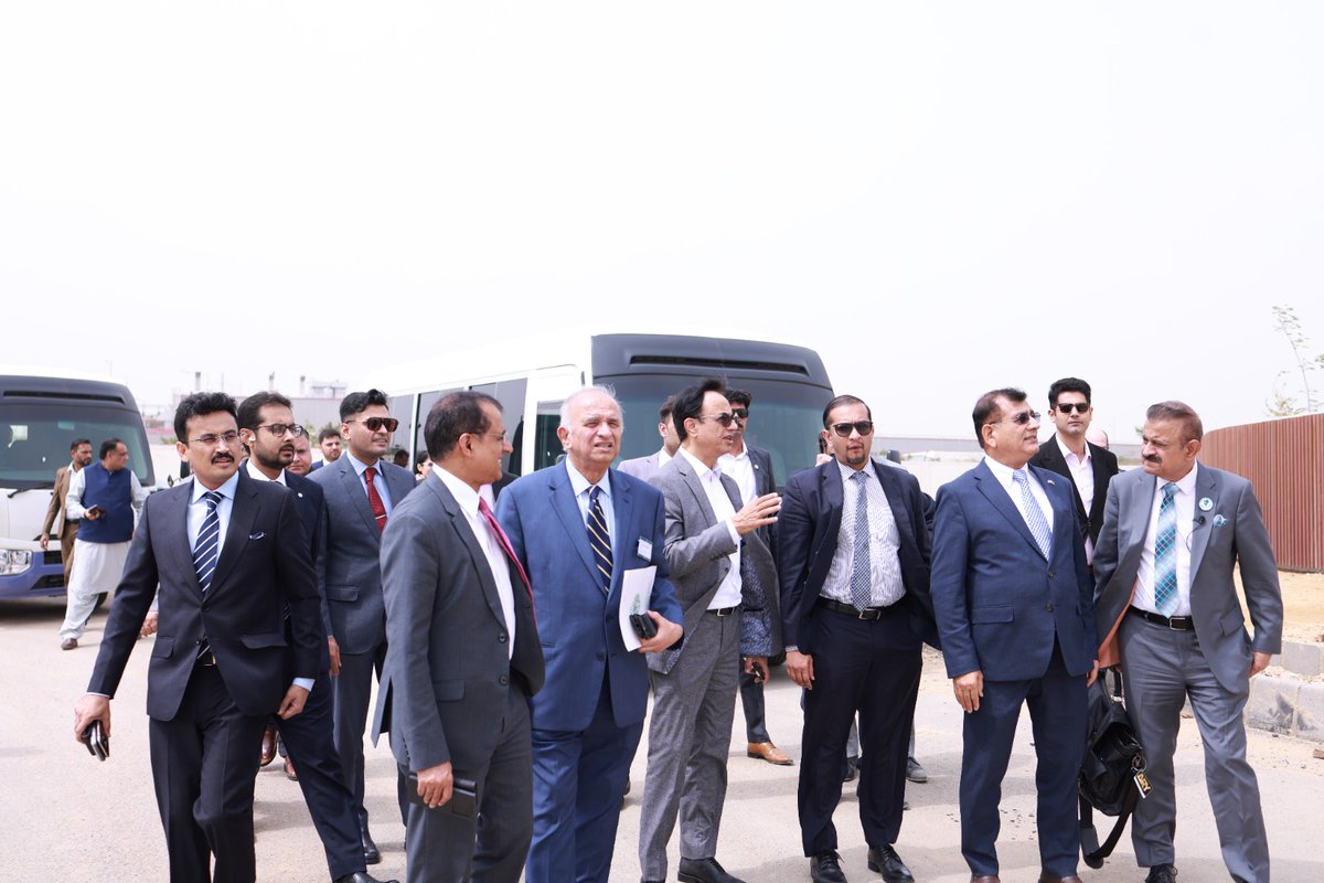 PIDC_Official's tweet photo. A US business delegation visited PIDC's Bin Qasim &amp; Karachi Industrial Parks. Coordinated by SIFC, CEO Rizwan Bhatti, under the directions of SAPM Haroon Akhtar, briefed delegates on investment opportunities. The delegation showed keen interest in the projects.

#Pakistan #PIDC https://t.co/aKp0mo4Pmx