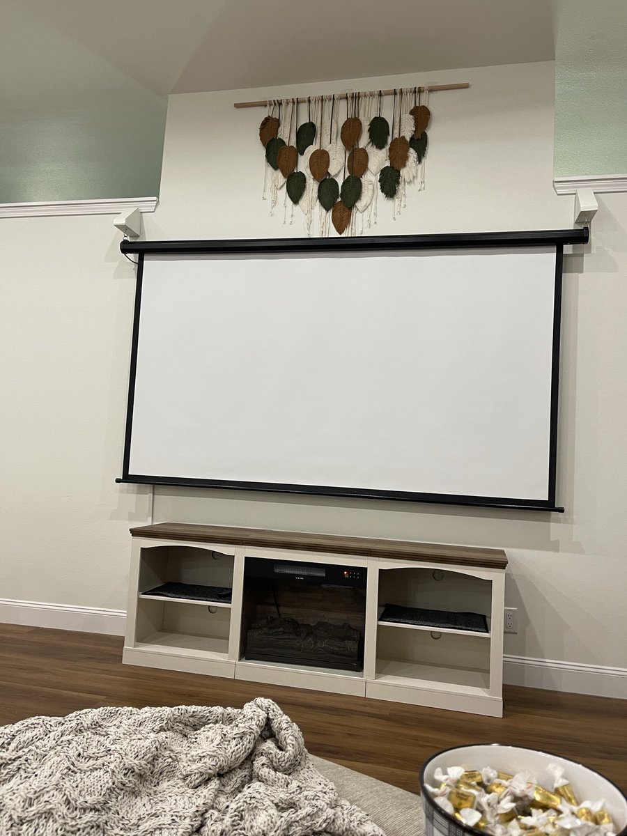 dsquilts02's tweet photo. #mypeacefulplace got my projector set up. Let the movie nights begin! #movielover https://t.co/BwznOVGcQi