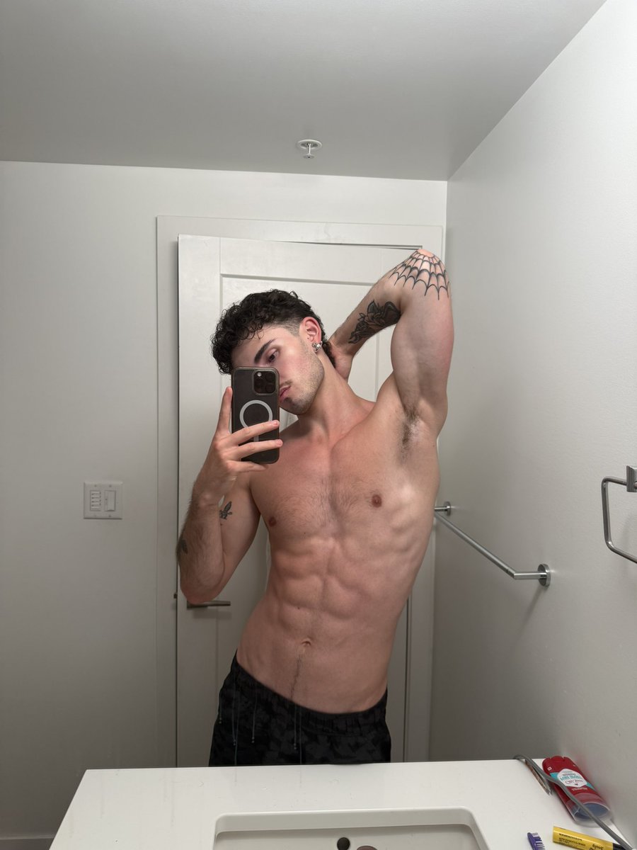thatboymattt's tweet photo. got a lil sunburnt… but it’ll be a tan in 2 days #gym #abs #lean #muscle https://t.co/S94Ujn1NiF