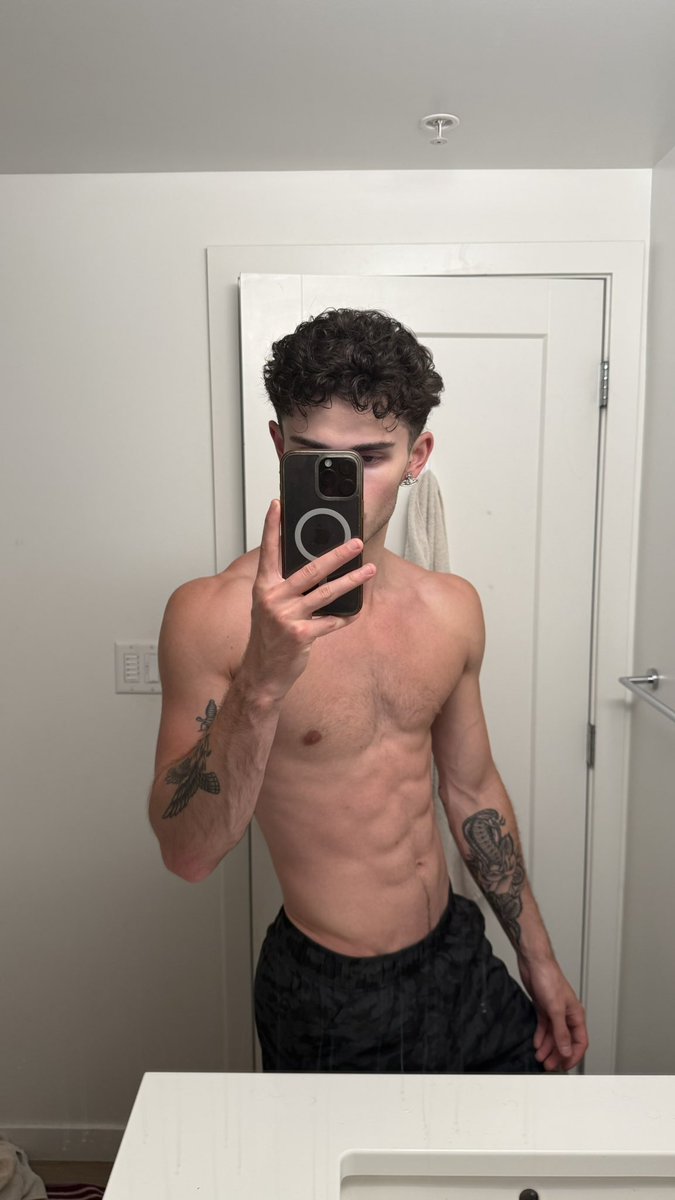 thatboymattt's tweet photo. got a lil sunburnt… but it’ll be a tan in 2 days #gym #abs #lean #muscle https://t.co/S94Ujn1NiF