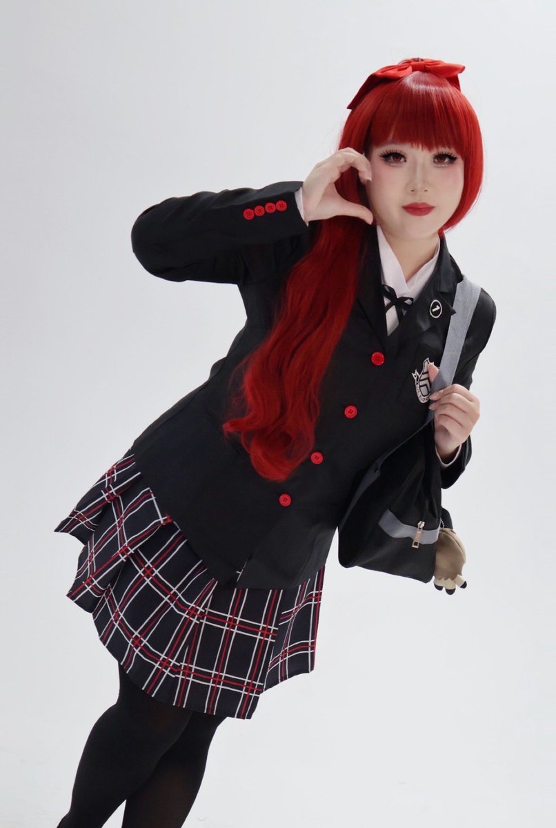 huehyunn's tweet photo. Senpai… will you hold me tight, like before?❤️🥹 #Persona5 #Cosplay #P5R https://t.co/06iBs1tTy2