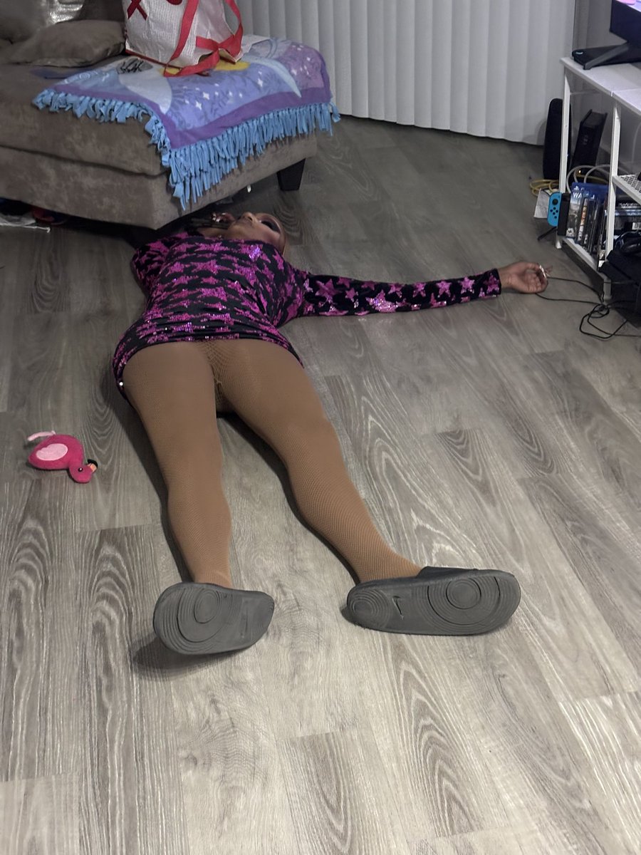 Angeriavm's tweet photo. After a long night of hookin 🥴 https://t.co/BnEnS56cM3