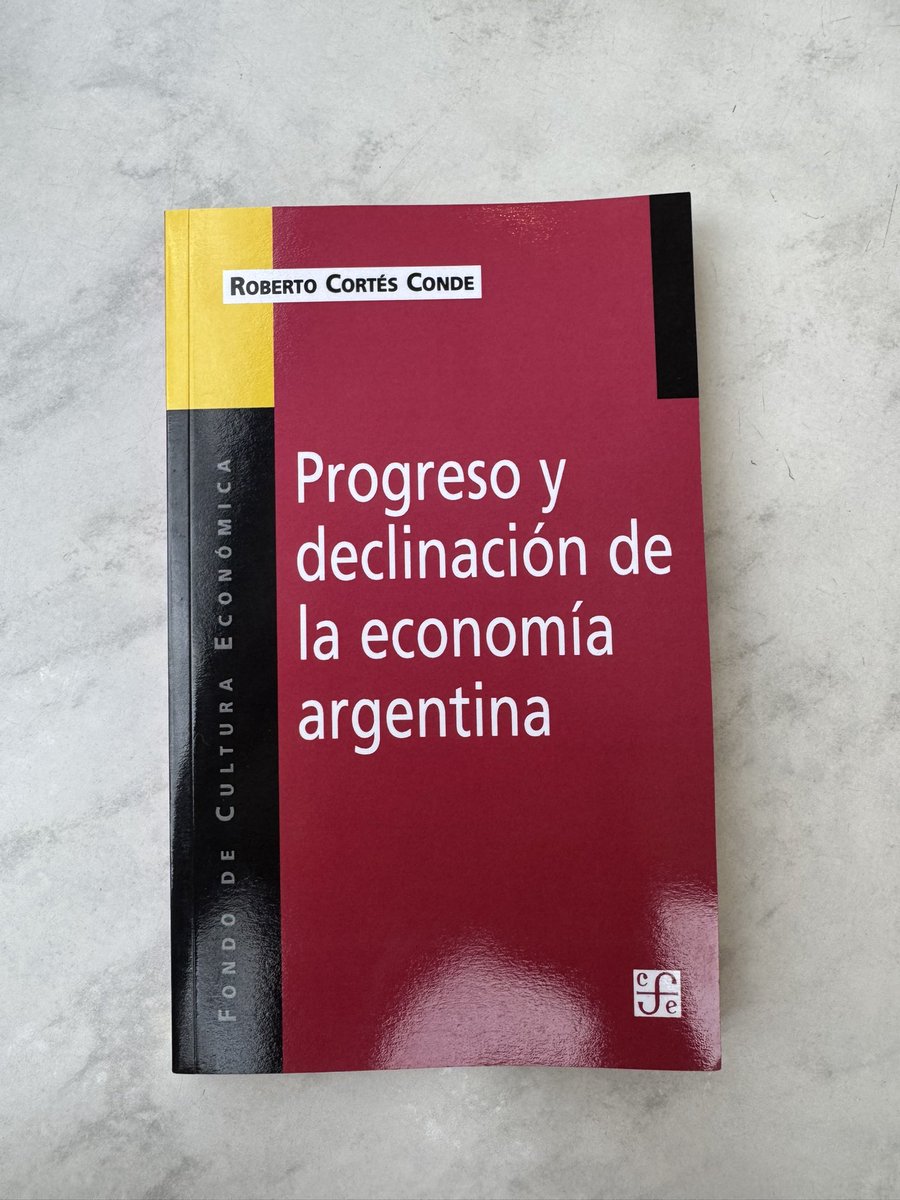 hiperfalcon's tweet photo. Cuándo se jodió la Argentina es una pregunta que todos nos hacemos y para la que se han ensayado muchas respuestas. En este momento, incluso yo estoy buscando la mía. En toda la literatura existente, la línea de Cortés Conde es a la que más me acerco, y este libro, escrito hace ya casi treinta años, la resume muy bien: como dice el autor, "aunque mucho había cambiado desde la crisis de 1930, nada influyó tanto como el peronismo en la vida argentina de la segunda mitad del siglo. Podría decirse que en 1946 se inauguró una etapa en la que prevaleció una concepción distinta del Estado y de la economía". Antes tuvimos progreso y luego retroceso. 

El marco institucional que dejó el peronismo es uno de regulaciones destinadas a la legalización del robo (inflacionario, arancelario, de ahorros, de ingresos). Ciertamente nos da una buena pista de lo que salió mal. Pero lo que a mí me falta en esta explicación son las ideas: aún sabiendo que los gobiernos actúan bajo restricciones y en contextos específicos, creo que falta insistir en que el peronismo realmente tiene una concepción antiliberal y fascista del mundo, de la que alarmantemente convenció a una cantidad enorme de gente porque pudo repartir riqueza robada (que luego, obviamente, se dejó de producir).

El legado más grave del peronismo, como dijo Cortés Conde cuando lo entrevisté en mi podcast hace algunos años, es que con Perón el país se cerró casi definitivamente al mundo mientras el mundo, por el contrario, se abrió. Matamos exportaciones e importaciones, el comercio de bienes y servicios, las gallinas de los huevos de oro. Pero esa causa no es para mí accidental o pragmática sino en el fondo ideológica: Perón decidió reprimir las ventajas comparativas nacionales no solo por su total falta de pudor, sino porque creyó que podía moldear la economía a su gusto sin consecuencias. Yo creo que acá hay un cambio ideológico respecto del PAN, sí, pero también de Rivadavia, incluso Rosas o Yrigoyen, que aún con todos sus problemas en ningún momento se plantearon semejante cosa. Y la planificación central, que no tiene por qué funcionar sea fascista o comunista, naturalmente no funcionó en Argentina; lo que sí hizo fue iniciar y/o exacerbar los muchos círculos viciosos de gasto, corporativismo y corrupción que conocemos. 

Escapar del loop infernal que fue el peronismo 1946-1955 es algo que hasta el día de hoy nos ha resultado imposible. Cortés Conde cerraba su libro con optimismo en 1998 porque creía que lo estábamos haciendo. La realidad poco después fue más dura que una puerta Pentágono. Seguimos esperando.