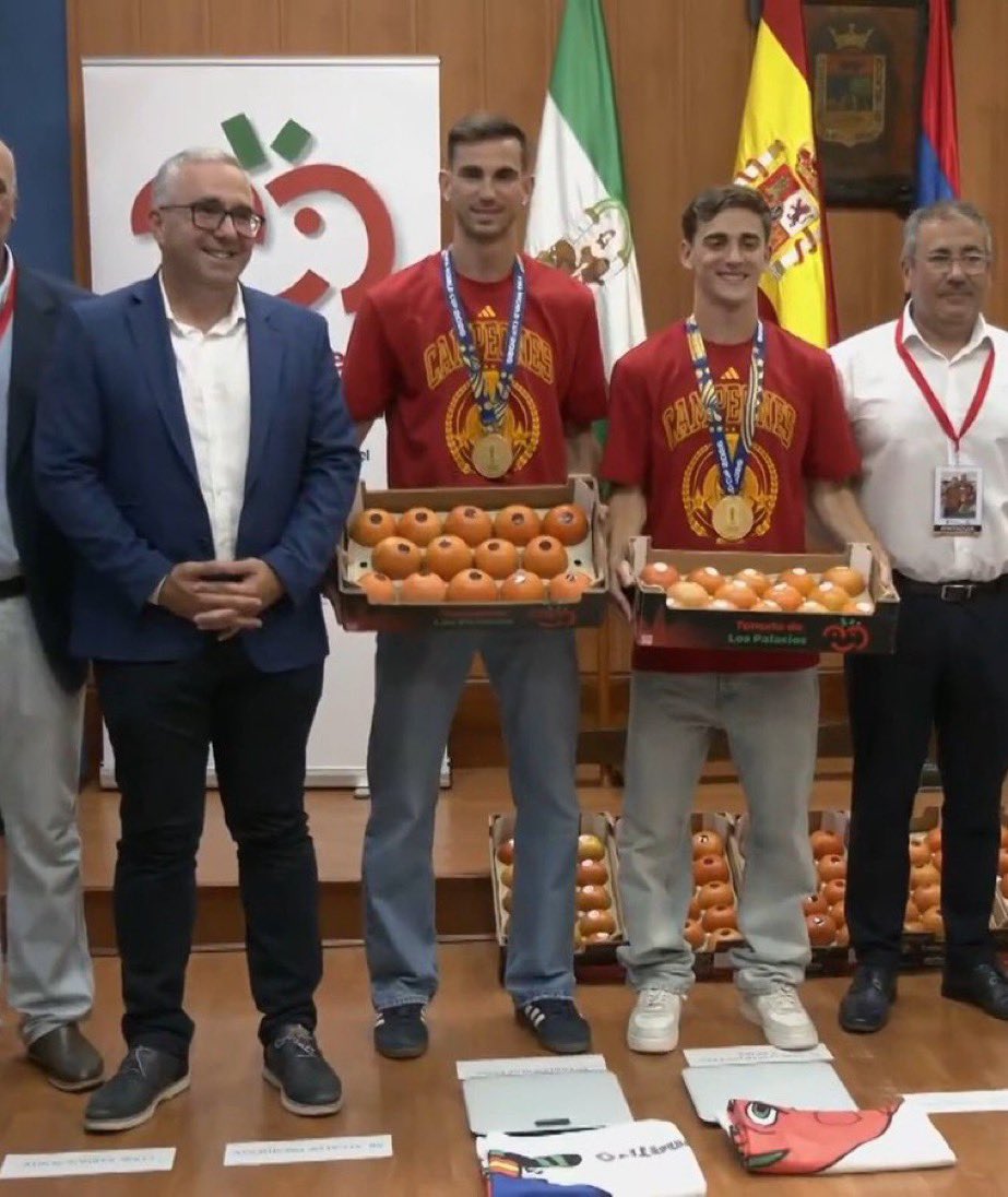 wayhmgc's tweet photo. oye que llevamos 2 semanas siendo campeones del mundo https://t.co/EruDBprxst