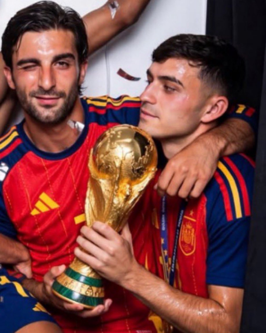 wayhmgc's tweet photo. oye que llevamos 2 semanas siendo campeones del mundo https://t.co/EruDBprxst