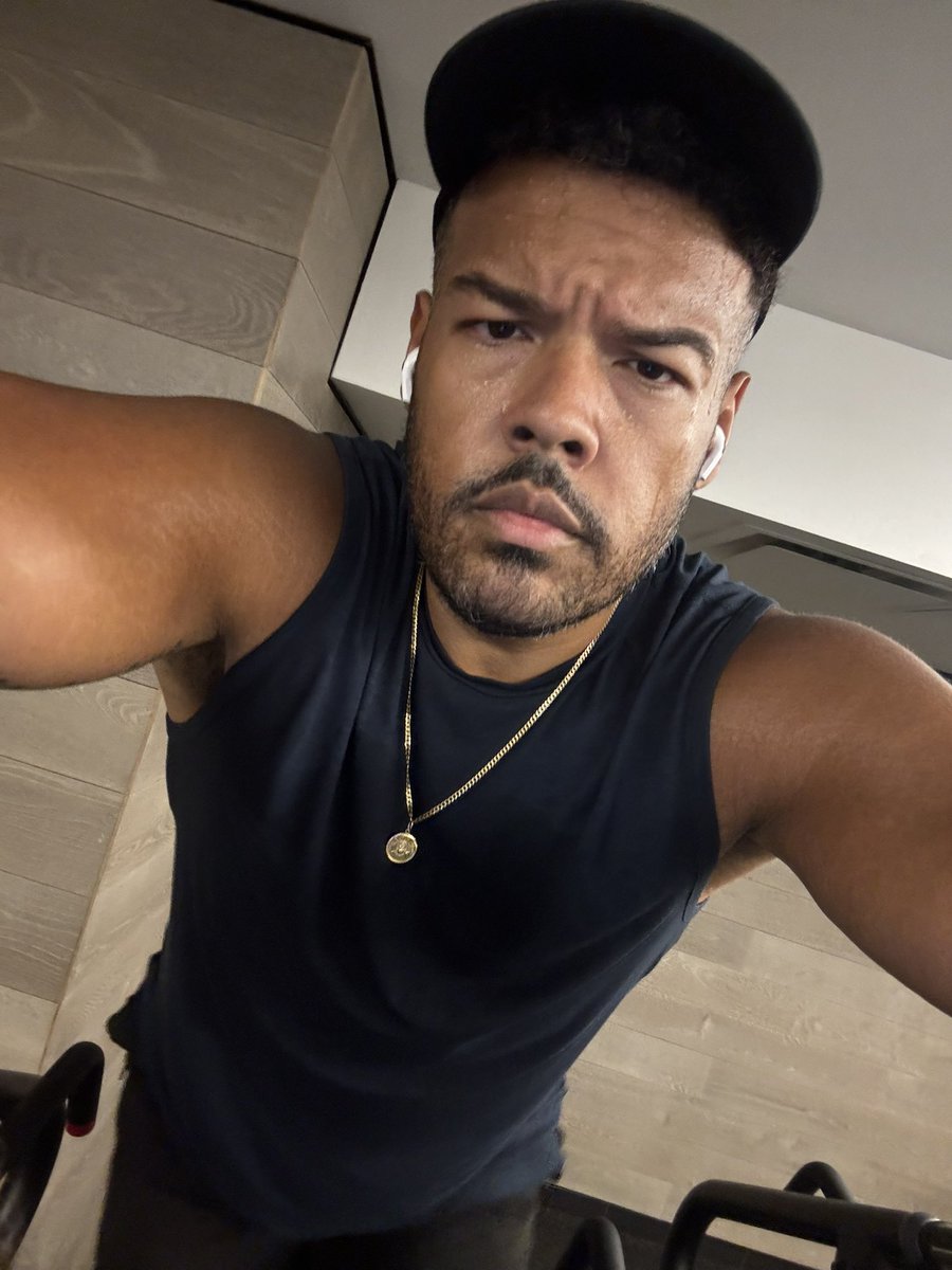 JEP_89's tweet photo. I honestly didn’t think I was going to make it through today’s workout, but leg day and the StairMaster got done. 💪🏽😮💨 I was going at it like I was trying to save my own life. 😂🔥
#LegDay #StairMaster #FitnessJourney #TrustTheProcess #Consistency #NoExcuses #SweatEquity https://t.co/kQIXHIk7ll