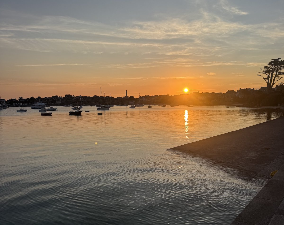 PascalBoniface's tweet photo. Bonsoir de l’île de Batz https://t.co/VRdZS2JkXC