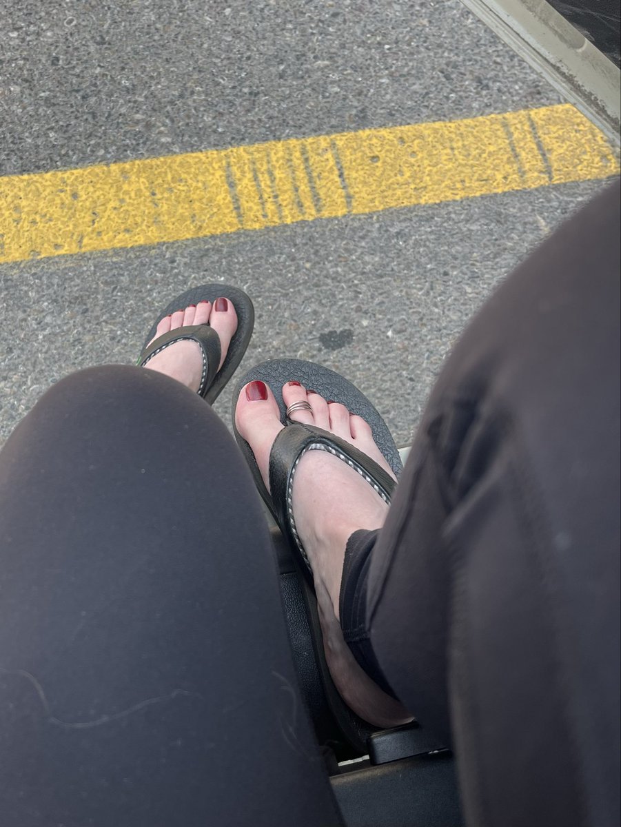 HollyJackpot's tweet photo. Perfect weather to be out fishing for footboys. https://t.co/wzTCFRT9QE