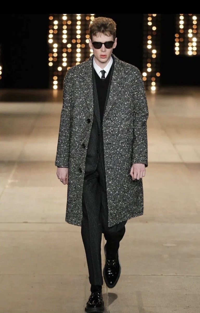 freebillin's tweet photo. Kanye West (Ye) wearing Saint Laurent FW14 Chesterfield Overcoat (2014). https://t.co/7iCbTv3u4e