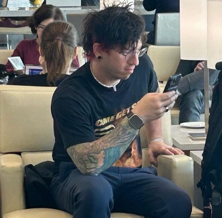 tyjumpsuit's tweet photo. his hand making the iphone look like an old nokia https://t.co/thtvVqgJMQ