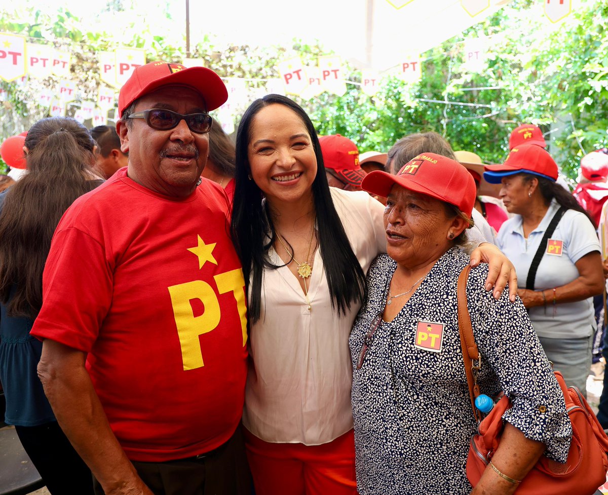 LizSanchezSM's tweet photo. Los domingos también se trabajan cuando se trata de estar cerca de la gente. ❤️

En Ixcaquixtla, estamos fortaleciendo la organización del @PTPueblaOficial junto a mujeres y hombres comprometidos con el futuro de su municipio.

Agradezco a mi amiga diputada @Karina_Rojo_P, quien en representación de mi líder nacional @AlbertoAnayaGt, tomó protesta al Comité Municipal que, a partir de hoy, tendrá la responsabilidad de seguir fortaleciendo a la gran familia petista. 

Asimismo, reiteramos el llamado a la unidad nacional en defensa de la soberanía nacional encabezada por nuestra presidenta @Claudiashein. 

Gracias a todas y todos por abrirnos las puertas, por su entusiasmo y por demostrar que cuando el pueblo se organiza, los mejores resultados siempre están por venir. 

Seguiremos caminando cada rincón de Puebla, siempre con #PueblaEnElCorazón. ❤️

#PTesla4T #PTEstaDeTuLado
