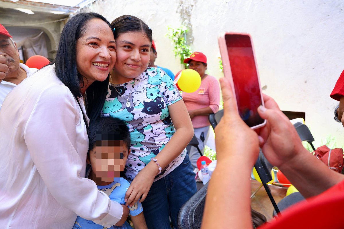 LizSanchezSM's tweet photo. Los domingos también se trabajan cuando se trata de estar cerca de la gente. ❤️

En Ixcaquixtla, estamos fortaleciendo la organización del @PTPueblaOficial junto a mujeres y hombres comprometidos con el futuro de su municipio.

Agradezco a mi amiga diputada @Karina_Rojo_P, quien en representación de mi líder nacional @AlbertoAnayaGt, tomó protesta al Comité Municipal que, a partir de hoy, tendrá la responsabilidad de seguir fortaleciendo a la gran familia petista. 

Asimismo, reiteramos el llamado a la unidad nacional en defensa de la soberanía nacional encabezada por nuestra presidenta @Claudiashein. 

Gracias a todas y todos por abrirnos las puertas, por su entusiasmo y por demostrar que cuando el pueblo se organiza, los mejores resultados siempre están por venir. 

Seguiremos caminando cada rincón de Puebla, siempre con #PueblaEnElCorazón. ❤️

#PTesla4T #PTEstaDeTuLado