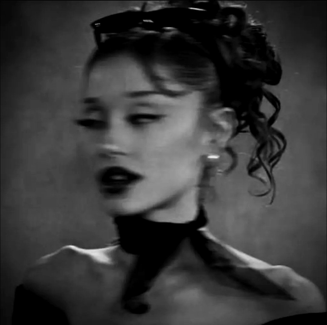 sizarilyas6's tweet photo. #weloveuariainagrande fuck all of u bitches I hate u all so much 💔😡🤬 https://t.co/PIOAeP3Ci5