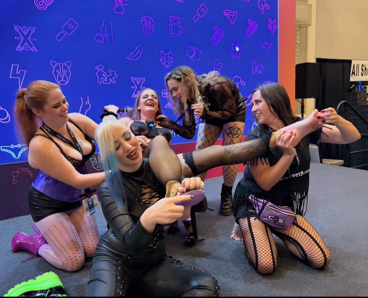 pyncster's tweet photo. Ladies! Who’s going to gang tickle @MsWhitneyMorgan on the @XSiteAbility main stage at @fetishcon this Sat. Aug 8th at 6 pm? She wants to know what talent she can count on to be there! Last year’s tickle gang was @MFeet8, @MelHeflin, @Nancifer_  and @goddexLilith: https://t.co/6J6UWIODEf