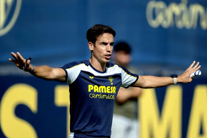 DavidMolinerC's tweet photo. No debería ser una sorpresa para nadie que, si no hay ventas importantes, el Villarreal CF no va fichar.

La única posición que necesitaba cubrir sí o sí es la de portero suplente tras las cesiones de Diego Conde y Arnau Tenas. Lo hacen trayendo a un portero contrastado, que aceptará ese rol y aportará experiencia y veteranía en el vestuario.

Se marchó un hombre importante como Alfonso Pedraza y lo has sustituido por el mejor lateral izquierdo de La Liga la temporada pasada. El de Carlos Romero no es un fichaje como tal, pero sí es un refuerzo de lujo que no se está teniendo en cuenta.

En el centro del campo, viendo el nivel que están demostrando Alassane Diatta y Carlos Macià, el cuerpo técnico está convencido de que están preparados para formar parte de la primera plantilla, opinión que comparto. 

La posibilidad más real de una venta importante es que algún equipo Premier ponga la pasta por Pape Gueye, algo que de momento no ha sucedido. Si la operación se acaba produciendo, estoy seguro que la dirección deportiva invertirá en traer un sustituto de primer nivel, pero si se queda el fichaje es el propio Gueye.

El resto de posiciones están bien cubiertas e incluso faltan todavía por aclararse algunos casos como el de Ilias Akhomach, que tiene por delante a Nicolas Pepe y Tajon Buchanan. Supongo que se le buscará otra cesión en Primera para que siga teniendo minutos regularmente.

Sé que me vais a decir que hay que fichar un portero, pero sería una ruina económica para el club hacer eso ahora mismo. Esta va a ser la temporada definitiva para que Luiz Júnior demuestre que puede estar al nivel. De momento, su pretemporada es muy mala. Veremos si la situación mejora. Esperemos por el bien de todos que así sea.