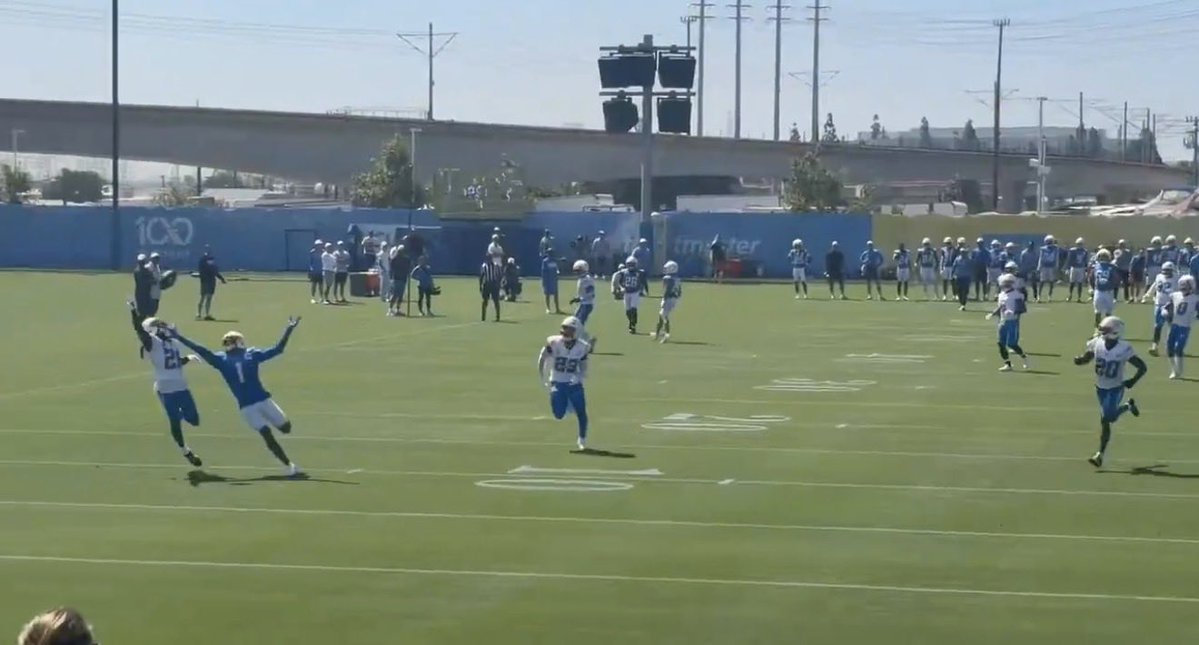 Chuck2BuckFF's tweet photo. @exoticchiefer0 @MisterBamboozle @ChargersCommish Here’s a pic with the ball in it..
QJ had inside release, he had a better opportunity to win  over the middle.
Instead,Herb overthrows the outside shoulder,right to the DB.
Bad ball/decision. No biggie in camp but the QJ is ass narrative is so tired.. Most efficient returning WR https://t.co/pnJudQfGur