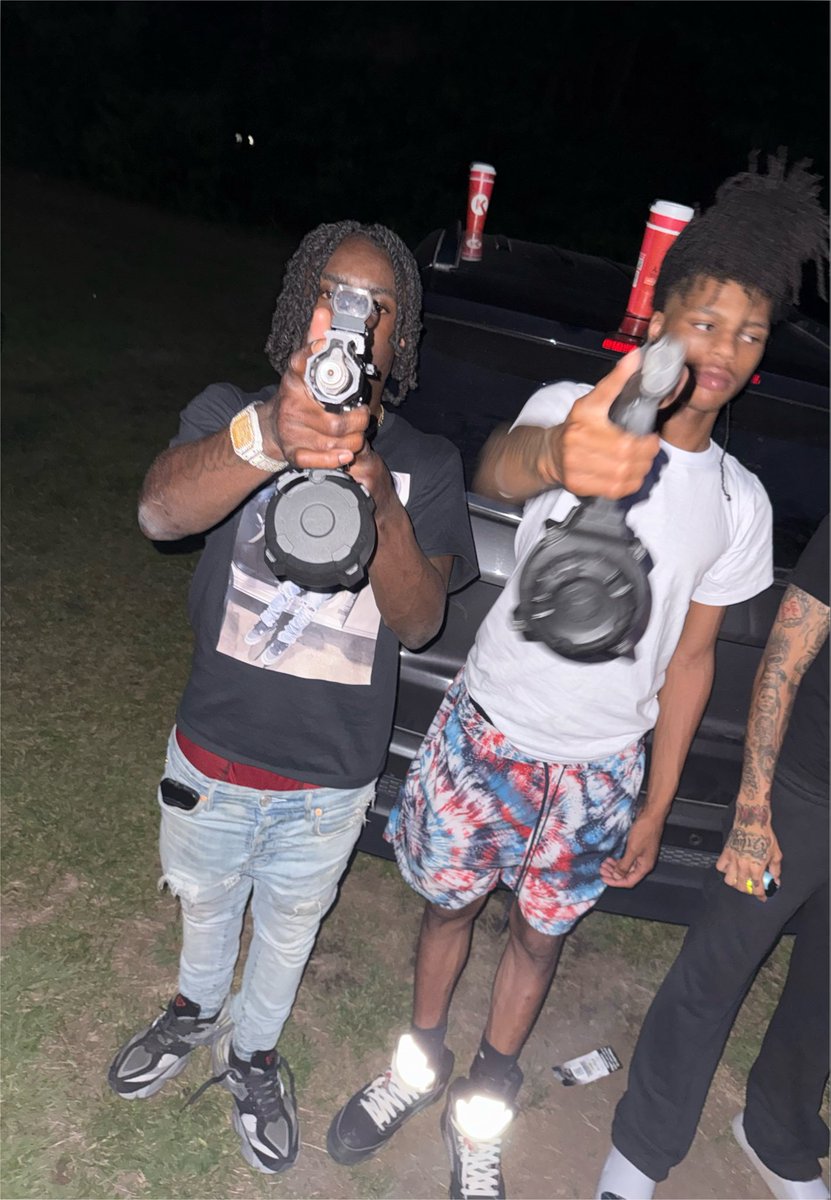 rackkupp's tweet photo. shi really hurt a nigga feelings i kant thug wit my twin 😤 https://t.co/Nt7v0XVtZC