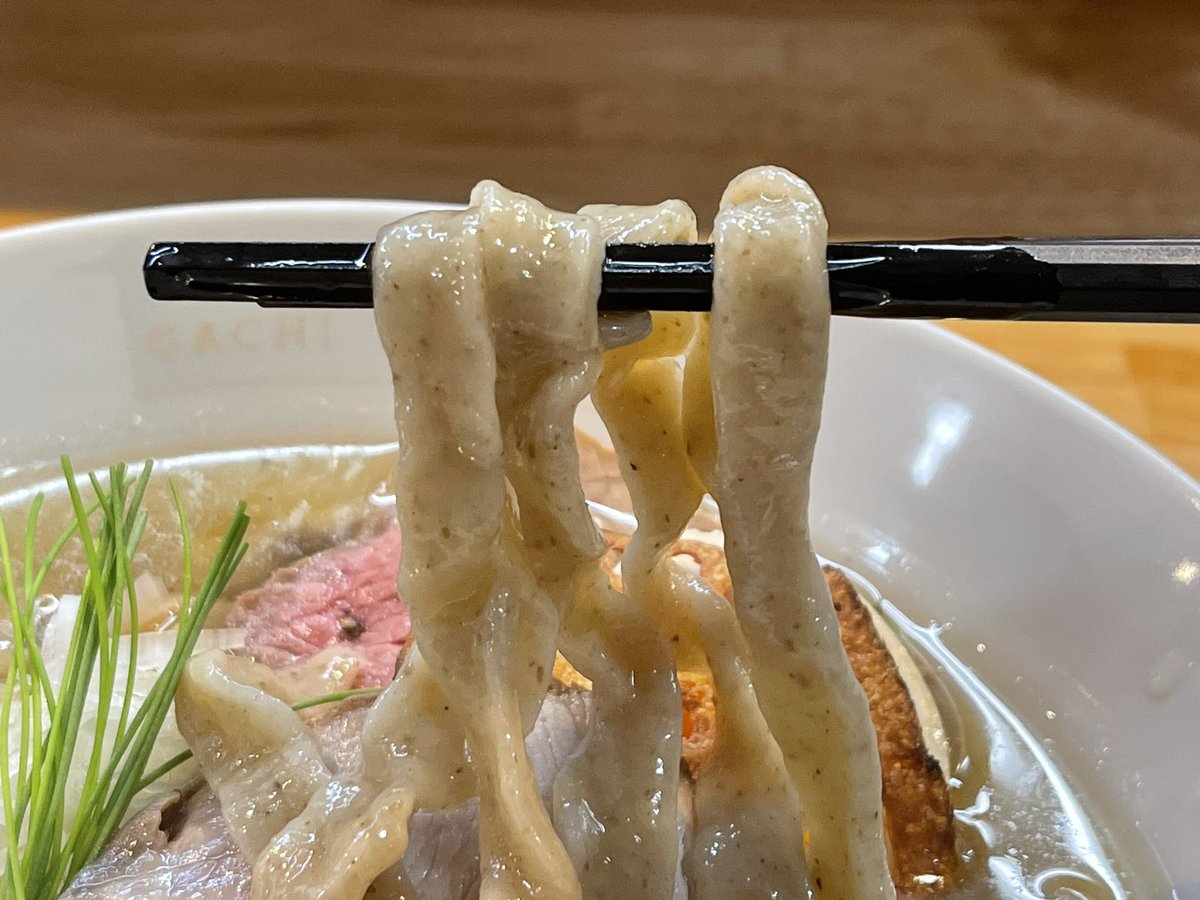 yamatetu1969's tweet photo. 麦の寅 GACHI SOBA DOJO
愛知県豊橋市

特製極太手揉拉麺〜2周年バージョン〜

土日各25食の2周年記念限定麺
鶏清湯と煮干しを重ね炊きした出汁感強いスープにもち麦を増量した超極太平打ち麺はもっちり柔らかな食感と滑らかな舌触りが絶品田原牛や三河湾産車海老等地元食材を贅沢に味わえる至極の逸杯 https://t.co/RChUuTcnLg