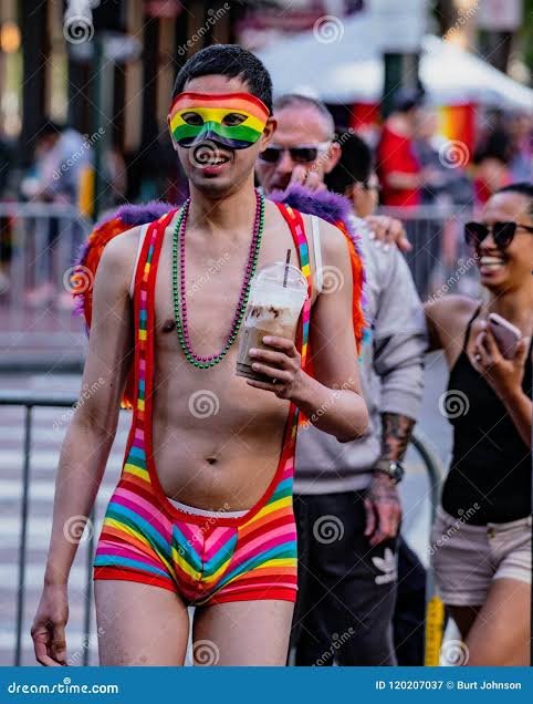 USAfiles1's tweet photo. @HerbFullyLoade @Asfandyar1812 @bucketpickles @Vinoblanco199 @TheBallZoneX What are you even wearing! Dumbass.. Be a man 🤣🤣🤣 hehehe https://t.co/PjGfQHjHI5