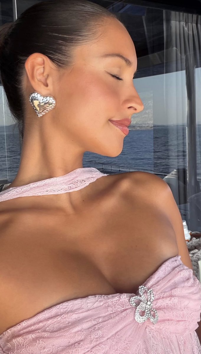 MleuxGarden's tweet photo. living for the boat selfies🩷💜 https://t.co/8KPjRkVNPo