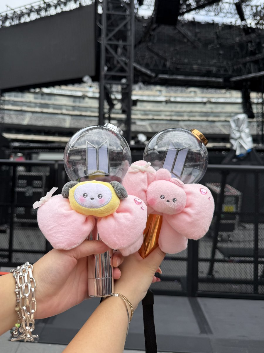 homeisjungkook's tweet photo. barricade today 🥹💜 https://t.co/74lxlvmFis