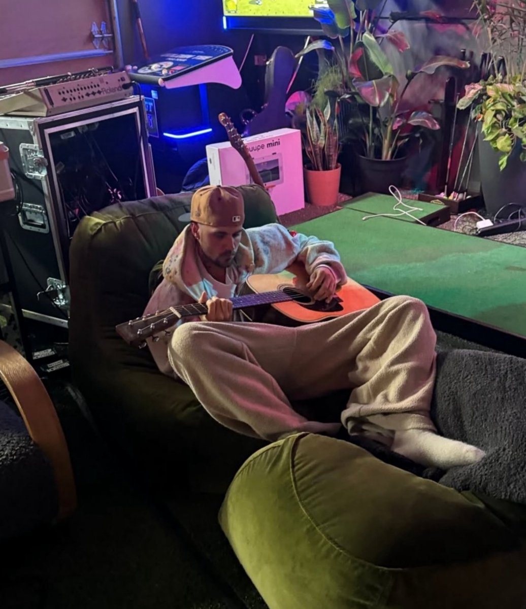 jbfeetarchive's tweet photo. https://t.co/9mAvWJLmZU