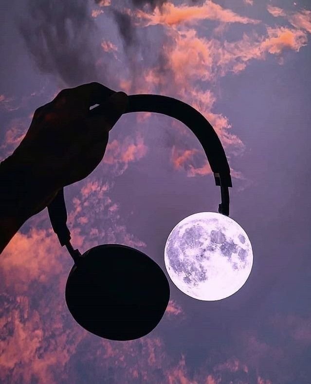 silenttearthh's tweet photo. Saved the melody of the universe in a jar, put the moon on my headphones. https://t.co/tryQ36NakX