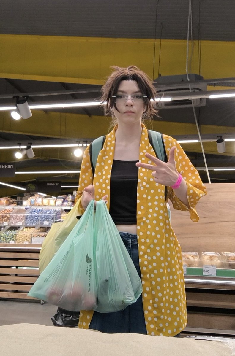 crocucara's tweet photo. In another universe, Hanji buys tomatoes and cucumbers 🥀 (me after con) #Attackontitan #hangezoe #cosplay https://t.co/pN0CF06bbz
