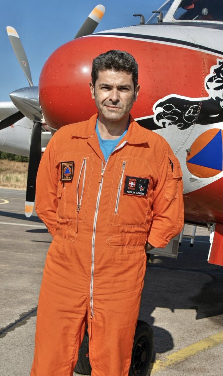 Fs_francaises_'s tweet photo. Le 2 août 2019, Franck Chesneau participait à une opération contre un violent feu de végétation à Générac dans le Gard. 

Il pilotait le Tracker 22, un avion bombardier d'eau de la Sécurité civile. 

L'appareil s'est écrasé pendant la mission.

Ne jamais oublier. 🖤 https://t.co/ddobChNSdu