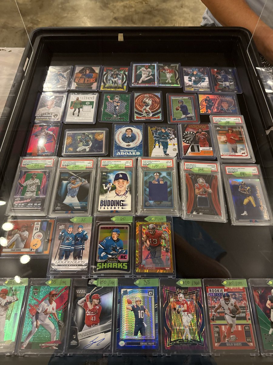 memphiscardco's tweet photo. Another great day at the Magnolia Sports Cards Show in Tupelo!

We made some good deals, meet some cool people, picked up a few new cards I've wanted!

One of my favorite parts of the day was giving away 5 of the 6 Jesus Downtown cards. There's just one left! If a simple trading card can start a conversation about Christ, then it's worth giving away every time.

Now it's time to get ready for the next show...

Next Stop:
Bartlett, TN
Friday, August 15

If you've got cards to sell, trade or you're looking for something special, come see Memphis Card Company!

"For where your treasure is, there your heart will be also."
- Matthew 6:21

Buy • Sell • Trade • Grade

#MemphisCardCompany #MagnoliaSportsCardsShow
#SportsCards #CardCollector #JesuslsKing