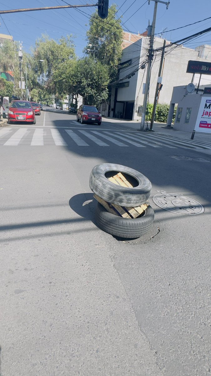 lizirry_oficial's tweet photo. Solicitado apoyo para este mini socavón que inicia, justo al centro de la calle y en los cruces de parroquia y Patricio Sanz en la colonia del valle. @BJAlcaldia @AccionesBJ @BJAlcaldia_ @En_laDelValle @Delvalle_Quejas @ColDelValleBJ @SGIRPC_CDMX @UCS_GCDMX https://t.co/dZhiuCAlaI
