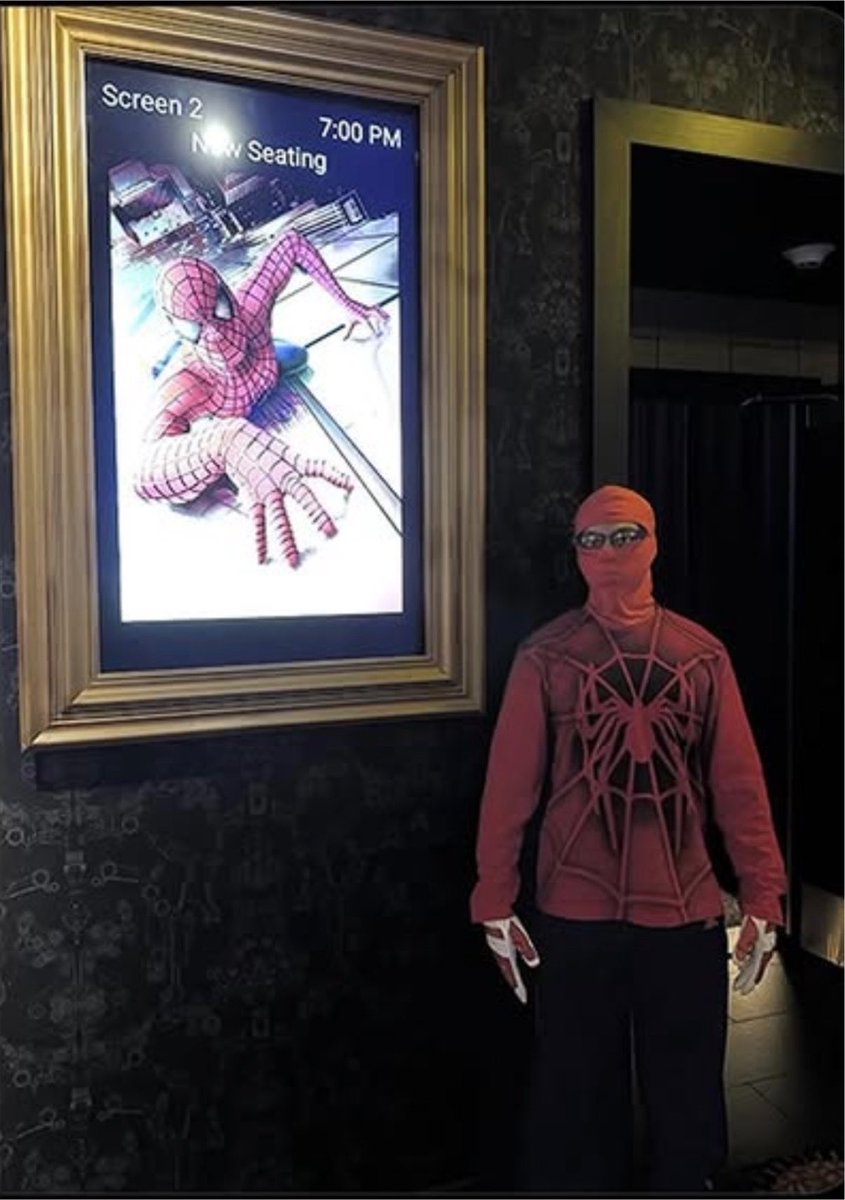 huasil7's tweet photo. chat ya vi la nueva peli del amigo y vecino spider-man, estoy muy feliz :D 🕸️ https://t.co/BopTPiY2Z5