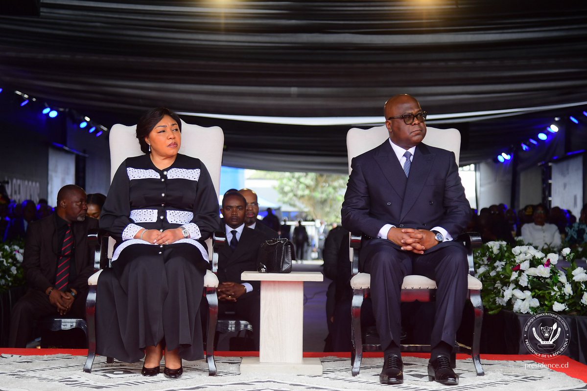 Presidence_RDC's tweet photo. Ce dimanche 2 août 2026, le Président de la République, Félix-Antoine Tshisekedi, aux côtés de la Distinguée Première Dame @DeniseNyakeru, s’est recueilli au Mémorial du GENOCOST à Kinshasa en présence des rescapés. 

Face aux récits des survivants, le Chef de l’État a réaffirmé qu’« aucune vie ne saurait être réduite à un chiffre ». Précisant que cette journée n’est « ni un appel à la haine ni une invitation à la vengeance », il a appelé à la résilience: « La République se tient debout, dans le silence, le recueillement et la dignité pour honorer la mémoire des victimes ».

S’inscrivant au cœur de l’actualité, le Président a vigoureusement dénoncé l’agression rwandaise menée par ses supplétifs de l’AFC/M23 dans l’Est du pays. Il a condamné « cette entreprise meurtrière, fondée sur une logique de conquête et de prédation, qui viole notre souveraineté, menace notre intégrité territoriale et bafoue le droit du peuple congolais à vivre libre et en paix sur la terre de ses ancêtres ».

Contre la banalisation du mal et le négationnisme, il a appelé à ériger le souvenir en un « rempart contre le retour des atrocités », car « la mémoire ne saurait être un simple regard porté sur le passé. Elle est une exigence du présent et une responsabilité envers l’avenir ».

Pour inscrire ce combat dans la durée, le Chef de l’État a ordonné le passage à la phase opérationnelle du Musée national du GENOCOST, un complexe scientifique mondial destiné à centraliser les archives et transmettre cette histoire à la jeunesse.

Parallèlement, le gouvernement devra budgétiser dès le prochain exercice financier la Stratégie nationale d’appropriation afin de verser les indemnisations dues aux survivants. Le Président a tranché avec force : « Les réparations ne sont ni une faveur ni un acte de charité publique. Elles constituent une obligation de justice ».

Enfin, pour briser l'indifférence de la communauté internationale, une nouvelle orientation est fixée aux missions diplomatiques et consulaires de la RDC, désormais chargées de porter une « diplomatie de la mémoire, de la vérité et de la justice ».

Refusant toute hiérarchisation des drames, le Chef de l'État a conclu sur la nécessité de lutter contre l’impunité : « la justice ne peut se prétendre universelle si elle tolère une hiérarchie entre les victimes, les mémoires ou les souffrances. Elle ne devient véritablement universelle que lorsqu’elle reconnaît à chaque vie humaine la même dignité, à chaque victime le même droit à la vérité et à chaque peuple le même droit à la justice ».
