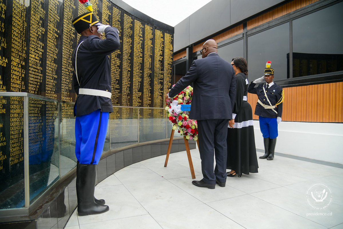 Presidence_RDC's tweet photo. Ce dimanche 2 août 2026, le Président de la République, Félix-Antoine Tshisekedi, aux côtés de la Distinguée Première Dame @DeniseNyakeru, s’est recueilli au Mémorial du GENOCOST à Kinshasa en présence des rescapés. 

Face aux récits des survivants, le Chef de l’État a réaffirmé qu’« aucune vie ne saurait être réduite à un chiffre ». Précisant que cette journée n’est « ni un appel à la haine ni une invitation à la vengeance », il a appelé à la résilience: « La République se tient debout, dans le silence, le recueillement et la dignité pour honorer la mémoire des victimes ».

S’inscrivant au cœur de l’actualité, le Président a vigoureusement dénoncé l’agression rwandaise menée par ses supplétifs de l’AFC/M23 dans l’Est du pays. Il a condamné « cette entreprise meurtrière, fondée sur une logique de conquête et de prédation, qui viole notre souveraineté, menace notre intégrité territoriale et bafoue le droit du peuple congolais à vivre libre et en paix sur la terre de ses ancêtres ».

Contre la banalisation du mal et le négationnisme, il a appelé à ériger le souvenir en un « rempart contre le retour des atrocités », car « la mémoire ne saurait être un simple regard porté sur le passé. Elle est une exigence du présent et une responsabilité envers l’avenir ».

Pour inscrire ce combat dans la durée, le Chef de l’État a ordonné le passage à la phase opérationnelle du Musée national du GENOCOST, un complexe scientifique mondial destiné à centraliser les archives et transmettre cette histoire à la jeunesse.

Parallèlement, le gouvernement devra budgétiser dès le prochain exercice financier la Stratégie nationale d’appropriation afin de verser les indemnisations dues aux survivants. Le Président a tranché avec force : « Les réparations ne sont ni une faveur ni un acte de charité publique. Elles constituent une obligation de justice ».

Enfin, pour briser l'indifférence de la communauté internationale, une nouvelle orientation est fixée aux missions diplomatiques et consulaires de la RDC, désormais chargées de porter une « diplomatie de la mémoire, de la vérité et de la justice ».

Refusant toute hiérarchisation des drames, le Chef de l'État a conclu sur la nécessité de lutter contre l’impunité : « la justice ne peut se prétendre universelle si elle tolère une hiérarchie entre les victimes, les mémoires ou les souffrances. Elle ne devient véritablement universelle que lorsqu’elle reconnaît à chaque vie humaine la même dignité, à chaque victime le même droit à la vérité et à chaque peuple le même droit à la justice ».