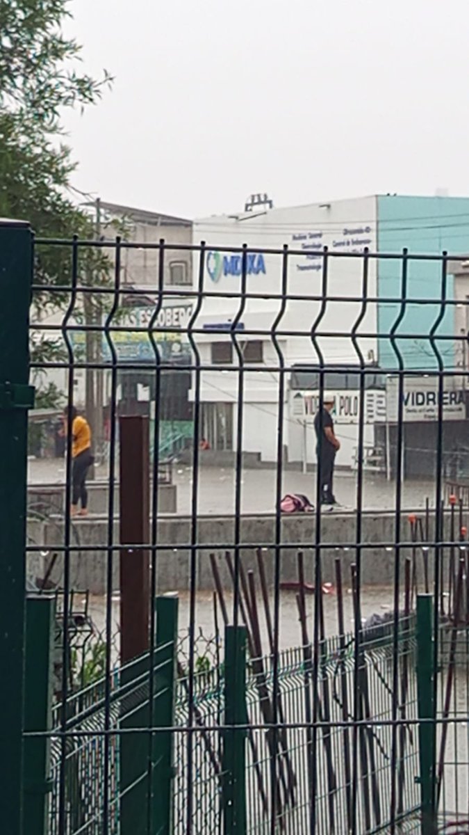 edd2303's tweet photo. @telediariomty @nmasmonterrey  frente estación metro Talleres, la corriente se llevó un vehículo y quedaron varados. @PC_NuevoLeon https://t.co/NmmHw4wgpL