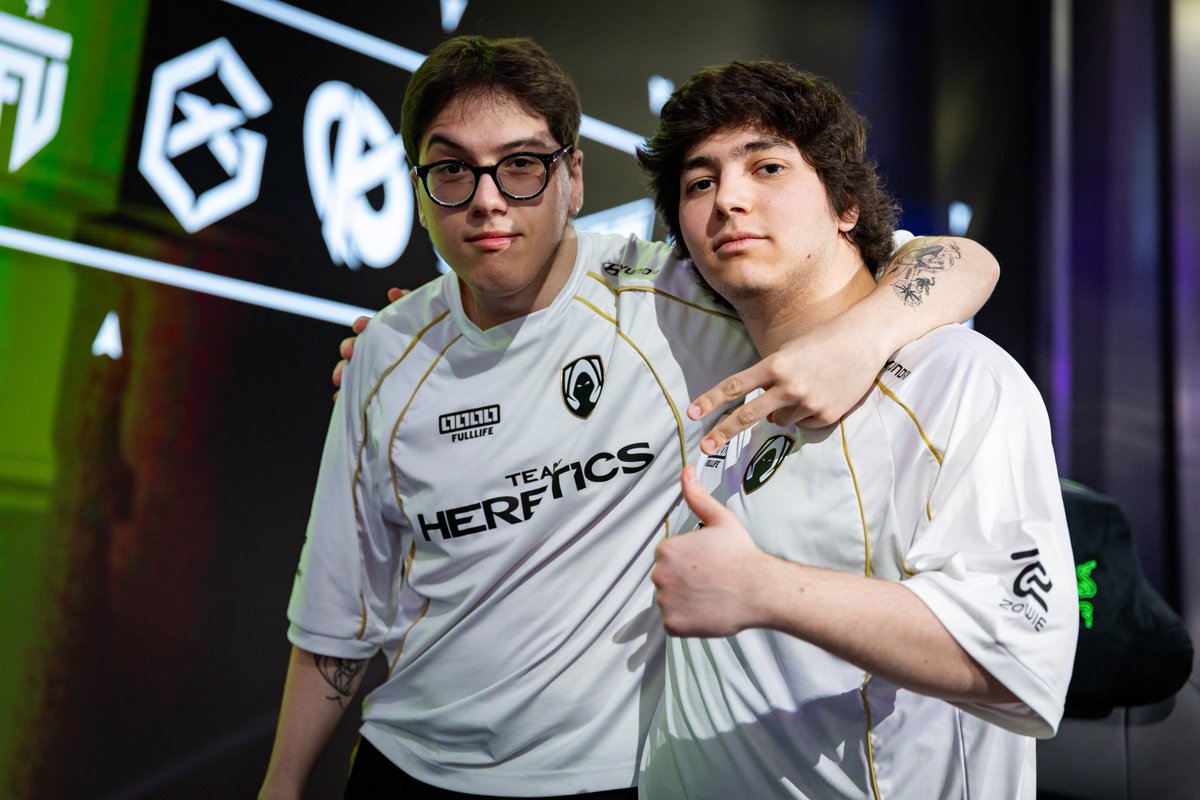 HereticsVal's tweet photo. Like if you like Heretics

Or if you'd like to give RieNs or Woot a kiss.

No one will know why you did it. https://t.co/RpoSppijBd