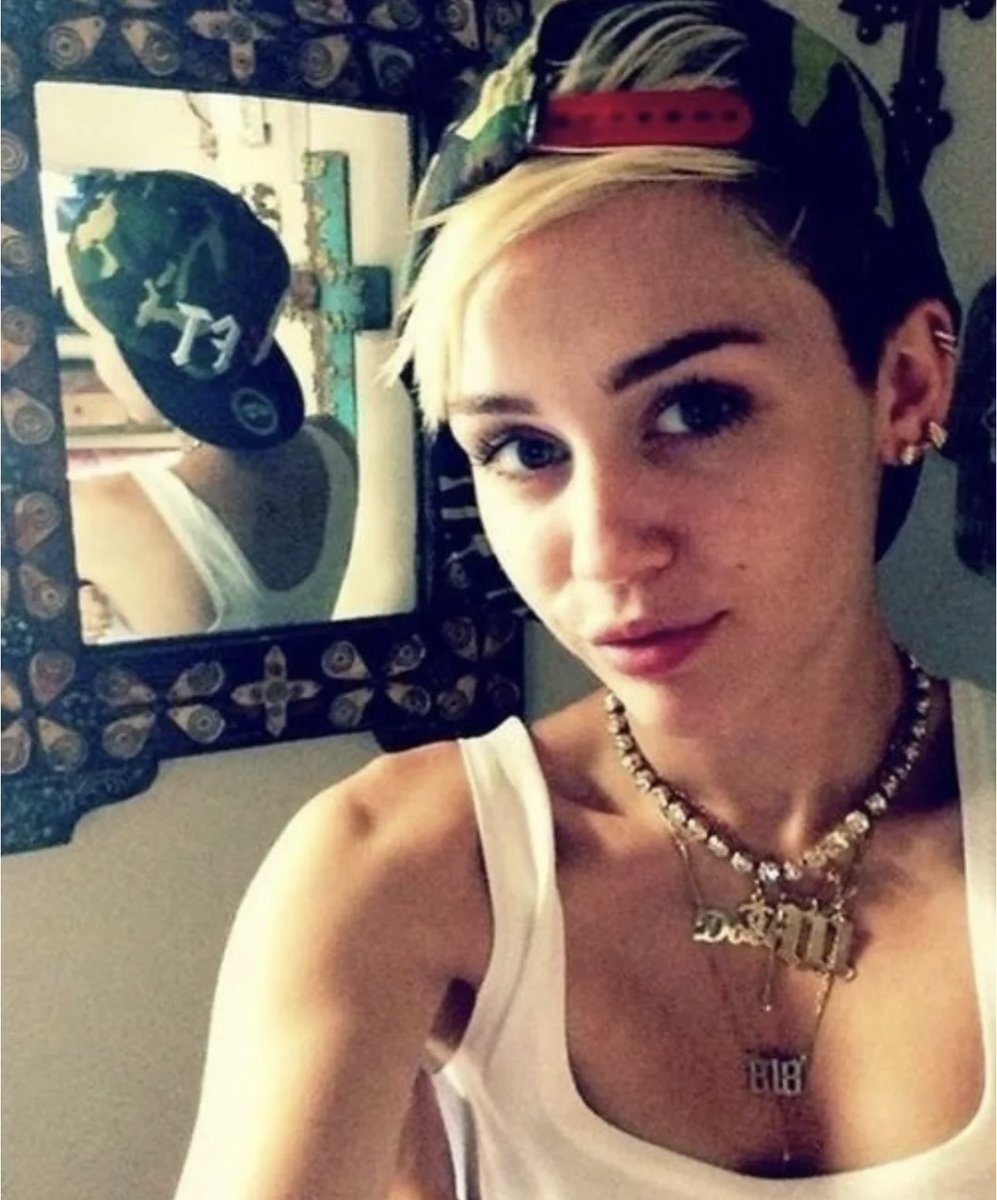 lohanisgod's tweet photo. 3. miley cyrus https://t.co/nBhfs34iMe