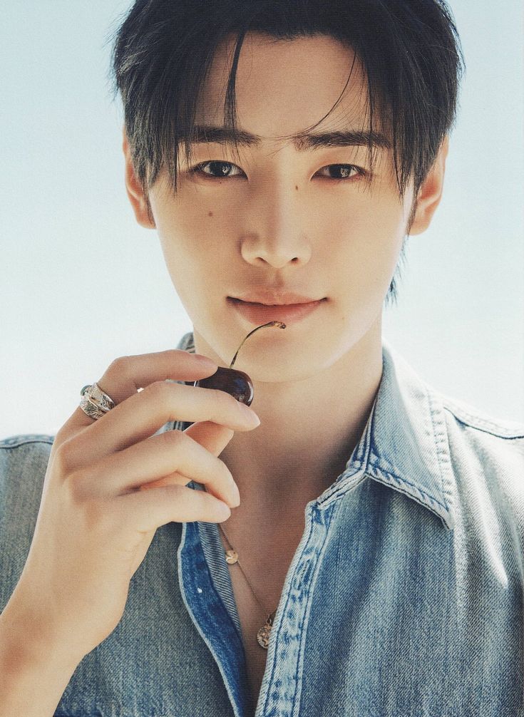 ENHYPN_SUNGHOON's tweet photo. 드디어 달콤함을 만끽했네 🍒 https://t.co/LRrNpPxFUM