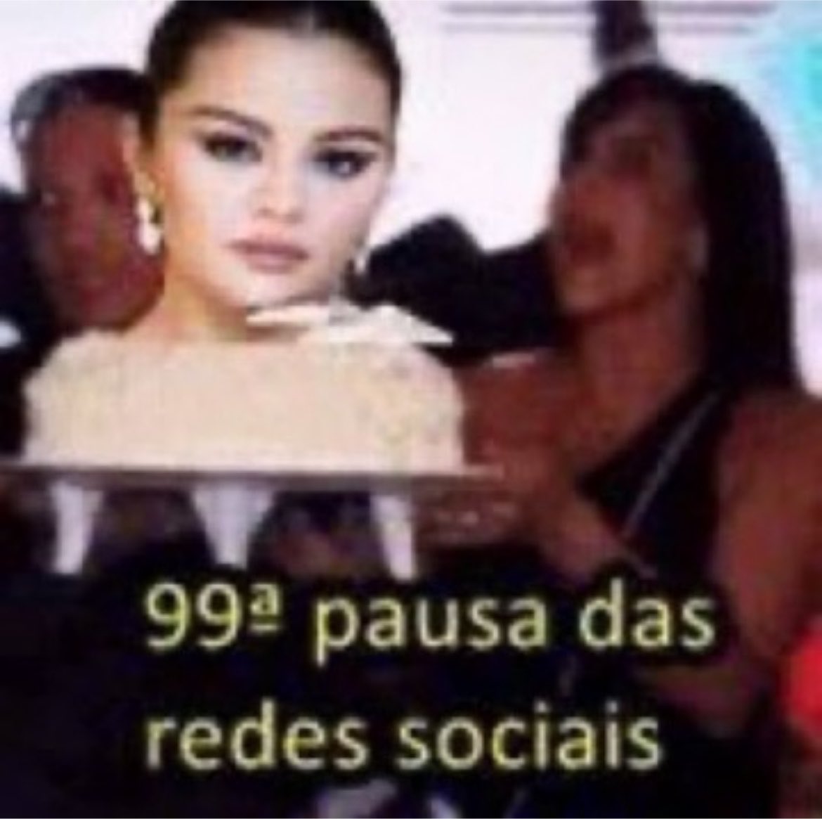 folkrev's tweet photo. os arianators passaram meses descascando a selena e no fim a chorona que vai dar pausa e sumir é a ariana oh selkarma https://t.co/QLNfpwyjrK