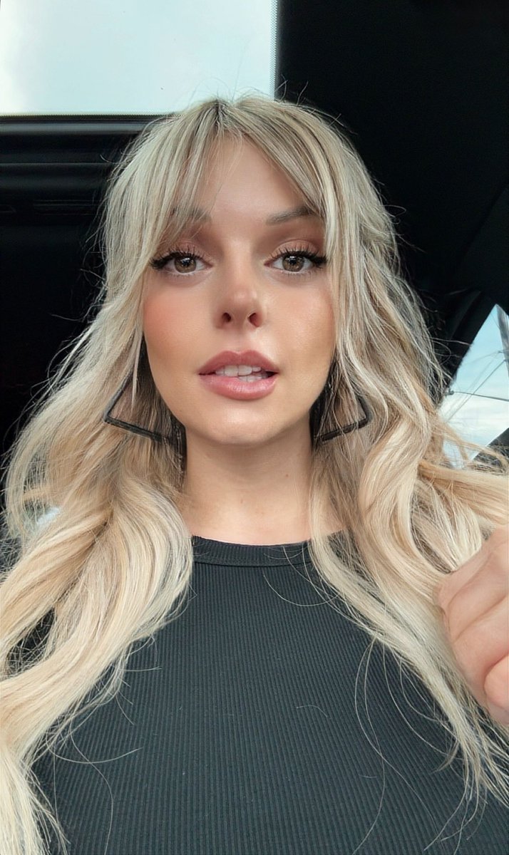 Briblooom's tweet photo. Fully clothed so probably not worth a hello 🙄😐 https://t.co/ftO7GVirwv