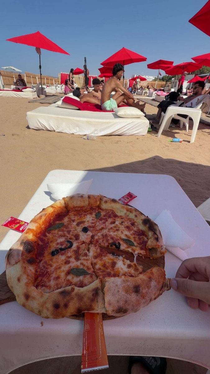 inconnu95267's tweet photo. Qu’est qu’on mange bien ici https://t.co/gzQe8FpuH3