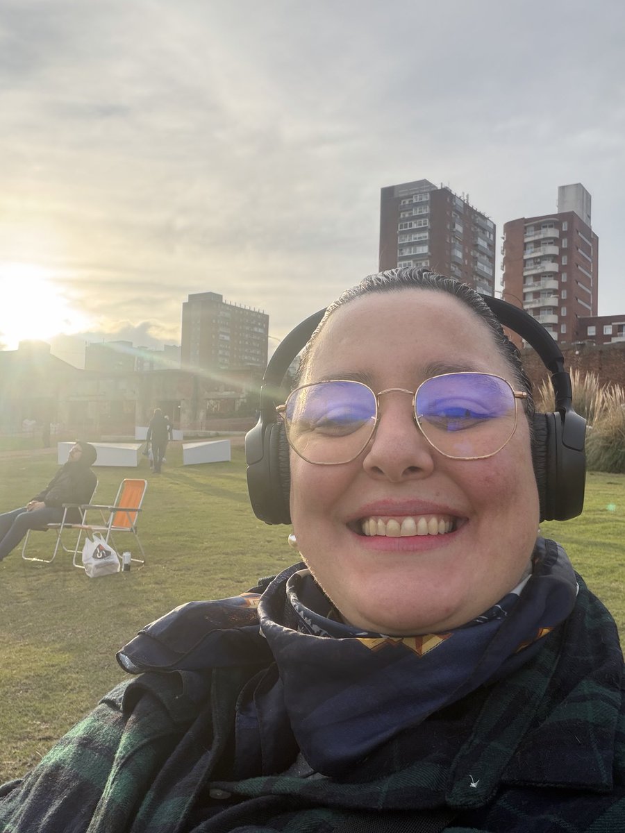 MarianaLucMor's tweet photo. Eso q brilla parece q se llama sol. Hace tanto que no aparecía por acá q me emociona verlo en vivo y en directo (?) 
Y deje el tendedero lleno 🥹🥹 
Felicidad en cosas simples. 
(Soy pobre no tengo seca ropa) https://t.co/9d0HZK6SdT