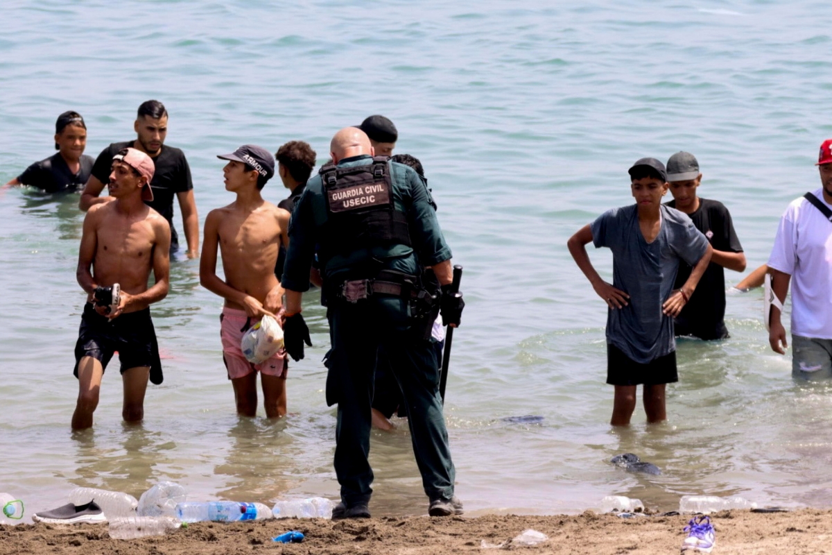 TgLa7's tweet photo. Media spagnoli: identificati agenti dei servizi segreti marocchini tra i migranti di Ceuta
https://t.co/HEQWtBFSLS https://t.co/JTu3dHLhPP